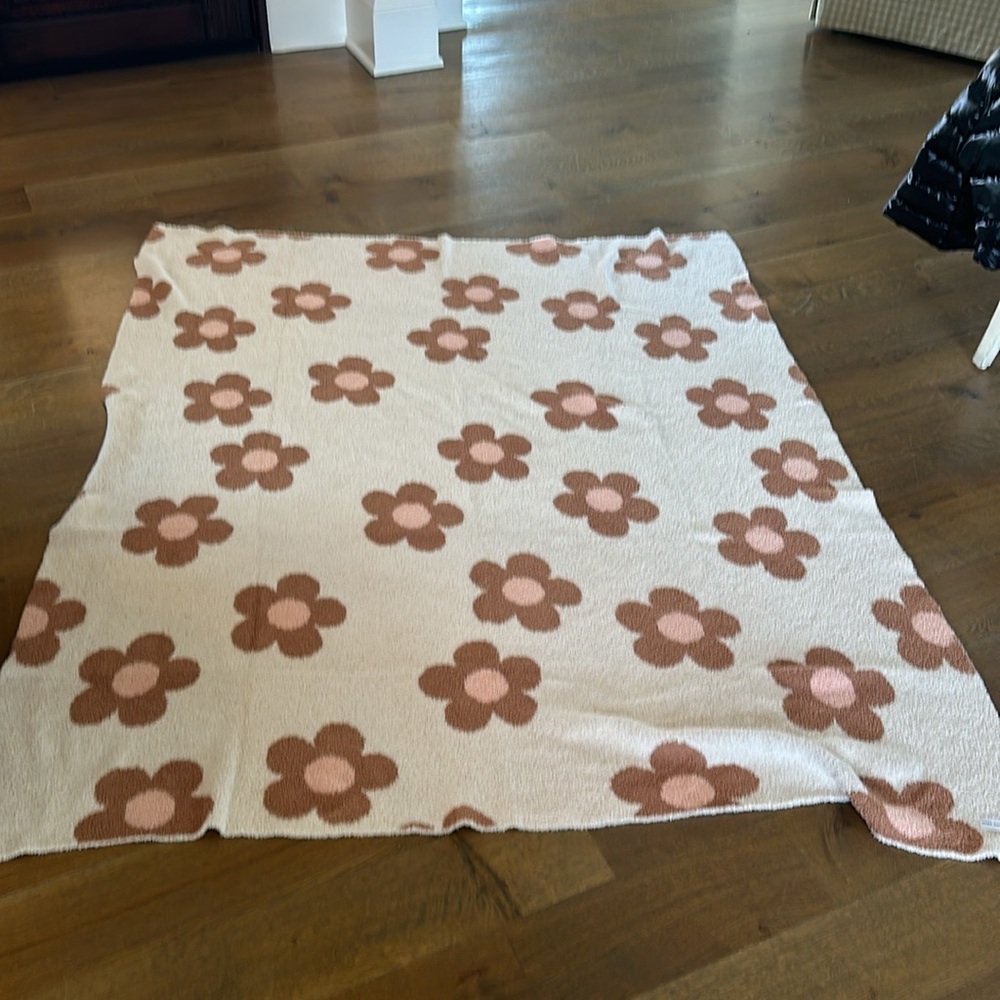 NEW Large Cozy Daisy Blanket - Picture 4 of 8